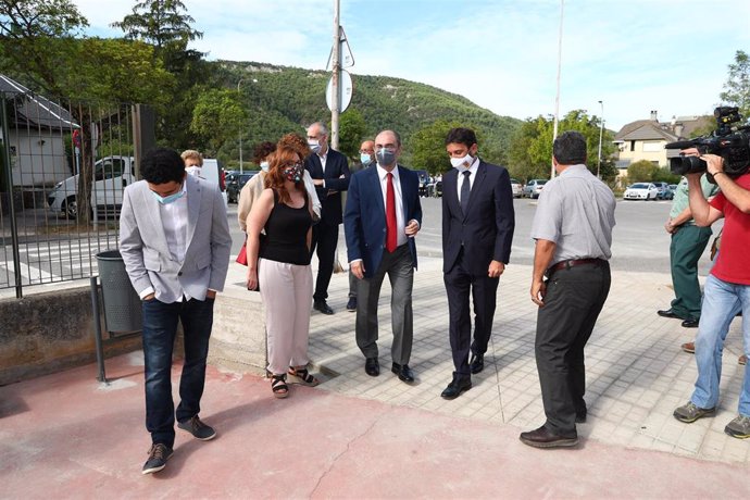 El Presidente de Aragón visita la zona ampliada del colegio de Aínsa.