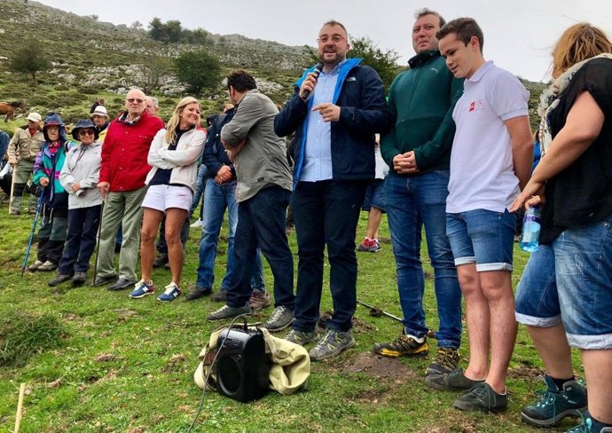 El presidente del Principado, Adrián Barbón, participa en el homenaje de Funeres.