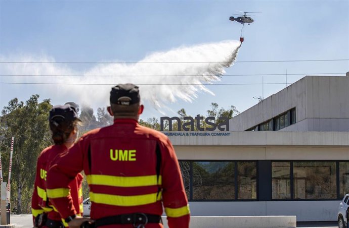 Efectivos de la UME en el incendio de Almonaster la Real (Huelva), que tomó dirección suroeste hacia la Cuenca Minera.