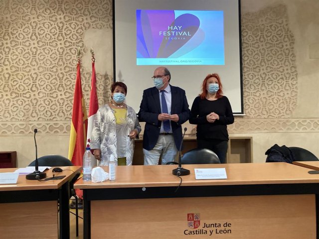 El director de Políticas Culturales, José Ramón González, en el centro, junto a la alcaldesa de Segovia, Clara Luquero (i), y  la directora del festival, Sheila Cremaschi (d).