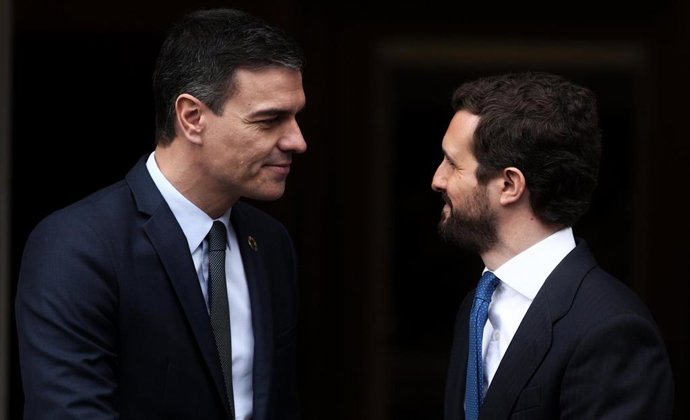 El presidente del Gobierno, Pedro Sánchez (izq) y el presidente del PP, Pablo Casado (dech), la última vez que se reunieron 