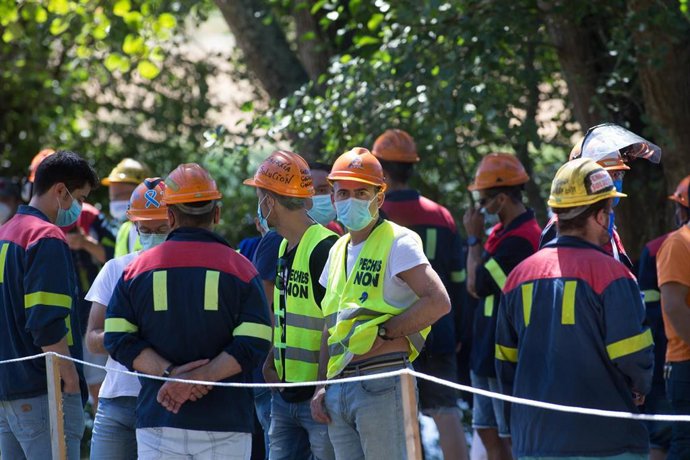 Trabajadores de Alcoa se concentran en apoyo al comité de empresa de la planta de San Cibrao momentos antes de su reunión con la dirección de Alcoa España para negociar el Expediente de Regulación de Empleo (ERE) antes del plazo previsto para ejecutar e