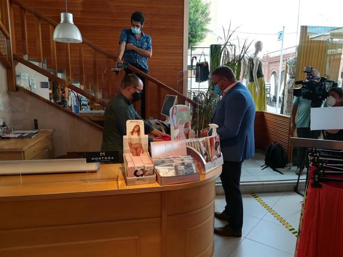 El alcalde de Mérida, Antonio Rodríguez Osuna, gastando uno de los bonos de la campaña Consume Mérida puesta en marcha por el ayuntamiento