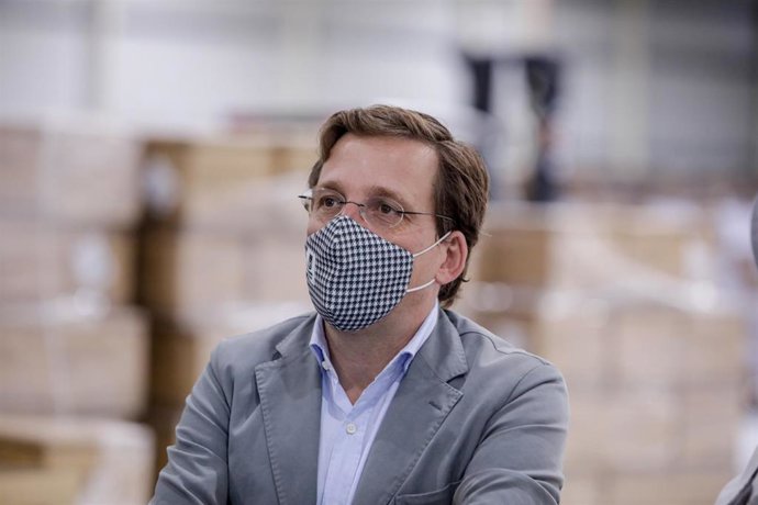 El alcalde de Madrid, José Luis Martínez-Almeida, visita el almacén permanente en el que el Ayuntamiento de la ciudad guarda todo su material de protección ante el Covid-19 y desde el que se reparte a los distintos servicios municipales en función de su