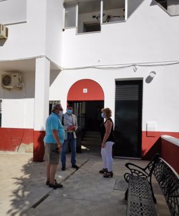 Sánchez se reúne con residentes de pisos de AVRA en Carmona
