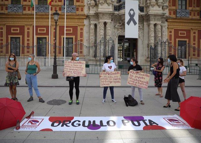 Imagen de este martes de la concentración de las prostitutas ante el Palacio de San Telmo en Sevilla.