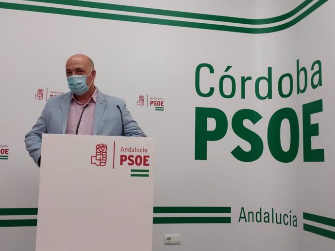 El presidente de la Diputación de Córdoba, Antonio Ruiz, en la sede provincial del PSOE.