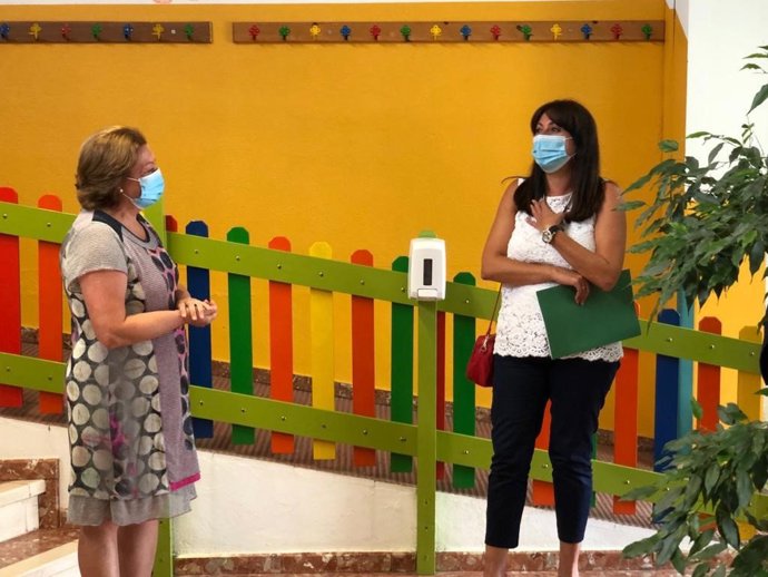 La delegada de Educación, Estela Villalba, el primer día de curso en una guardería.