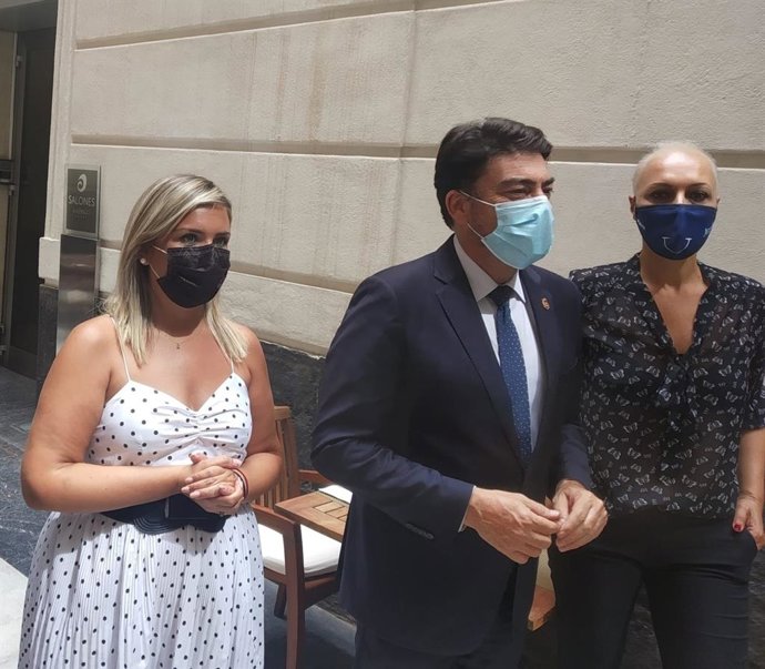 De izquierda a derecha: Maria del Carmen Sánchez, Luis Barcala y Victoria Puche.