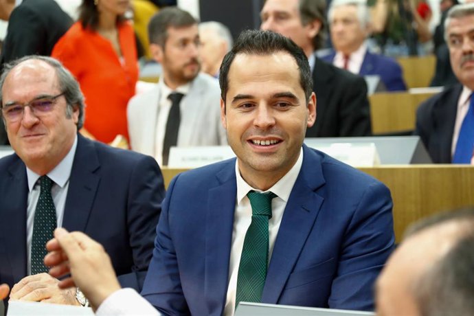 El candiato de Ciudadanos a la presidencia de la Comunidad de Madrid, Ignacio Aguado (2i), junto al candiato del PSOE a la presidencia de la Comunidad de Madrid, Ángel Gabilondo (1i), en el acto de elección del presidente de la Asamblea General del CEIM.