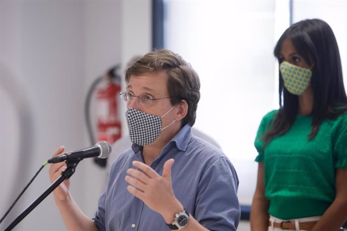 El alcalde de Madrid, José Luis Martínez-Almeida, durante la presentación de la tarjeta Familias, una nueva herramienta de atención social, en Madrid (España) a 26 de agosto de 2020.