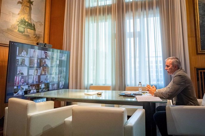 El alcalde de Zaragoza, Jorge Azcón, lidera la videoconfernecia de alcaldes de 31 municipios quie piden a Sánchez un real decreto exprés de ayuda a los ayuntamientos