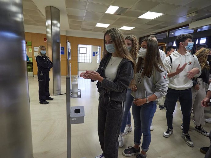 Una alumna de la UPNA se desinfecta las manos en un dispensador de gel hidroalcohólico a su entrada a las instalaciones de la Universidad el día en el que se celebra la apertura del curso 2020-2021, en Pamplona, Navarra (España), a 1 de septiembre de 20