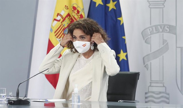 La ministra portavoz y de Hacienda, María Jesús Montero, se retira la mascarilla antes de comparecer en la rueda de prensa posterior al Consejo de Ministros en Moncloa
