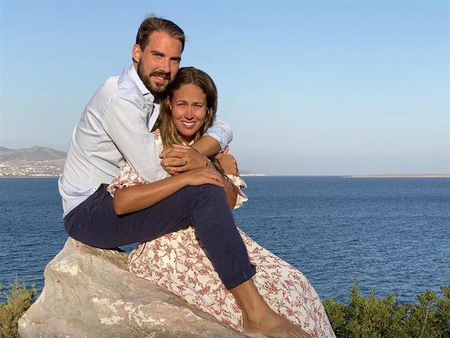 Imagen con la que el Rey Constantino de Grecia ha dado a conocer el compromiso de su hijo Felipe con Nina Flohr