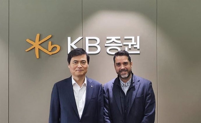 Kim Myeong Seop, director general de KB Securities, y Javier Mira, consero delegado de FacePhi