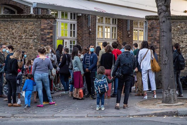 Alumnos esperan a entrar en una escuela en París ante el inicio del nuevo curso escolar