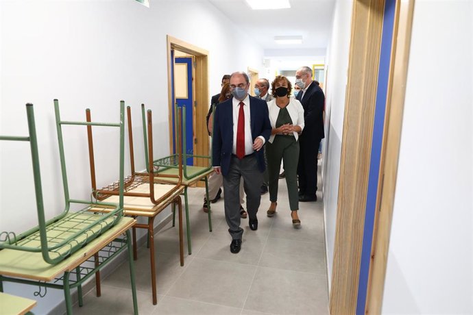 Javier Lambán visita la zona ampliada del colegio de Aínsa.