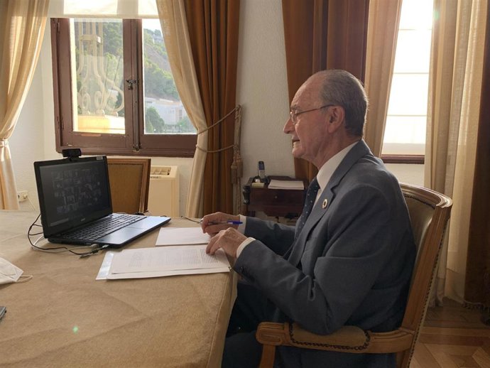 Alcalde de Máalga en un encuentro por videoconferencia