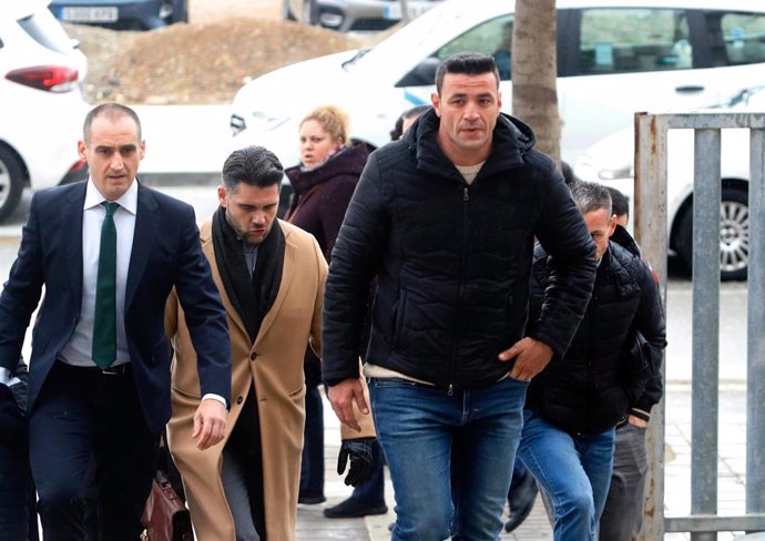 El propietario de la finca de Totalán llega la Ciudad de la Justicia de Málaga acompañado de sus abogados para el juicio. Enero de 2020.