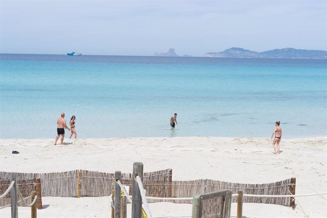Bañistas en la Playa de Ses Illetes. Formentera, al inicio de la fase 1 de desescalada.