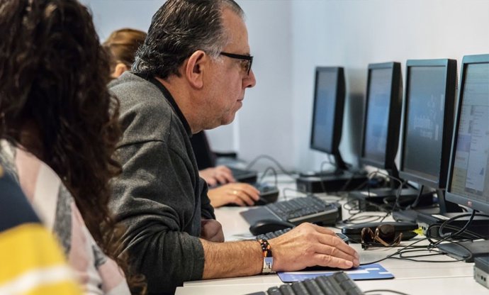 Participante en uno de los cursos de Guadalinfo