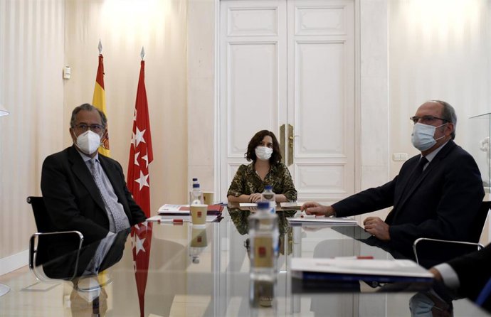 Acompañada del consejero de Salud, Enrique Ossorio, la presidenta de la Comunidad de Madrid, Isabel Díaz Ayuso, se reúne con el portavoz del PSOE en la Asamblea de Madrid, Ángel Gabilondo