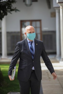 El consejero de Educación y Deporte, Javier Imbroda a su llegada a la sesión presencial de la Diputación Permanente del Parlamento de Andalucía,  foto de archivo