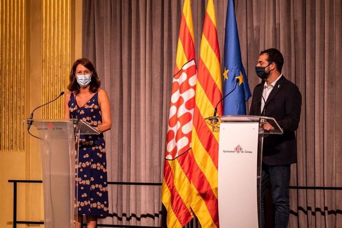 La alcaldesa de Girona y líder de JxCat en la localidad, Marta Madrenas, y el líder de ERC en el municipio, Quim Ayats, este martes durante el anuncio del acuerdo de gobierno.