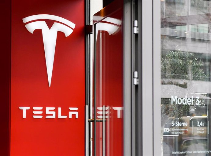 FILED - 27 January 2020, Berlin: The logo of the electric car manufacturer Tesla in its store on Kurfuerstendamm. UScarmaker Tesla is expecting to hire up to 10,500 employees to fill shifts at its first factory in Europe, which is currently being built