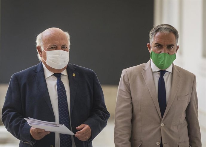 El consejero de la Presidencia y portavoz del Gobierno, Elías Bendodo (d) y el consejero de Salud y Familias, Jesús Aguirre (i), este martes