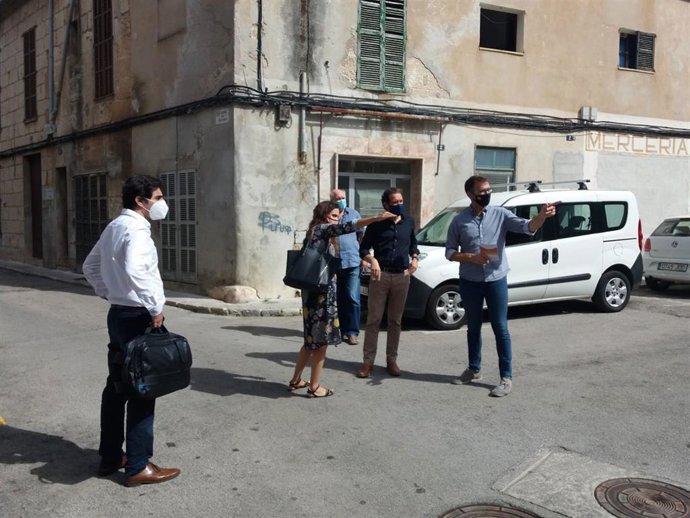 Los representantes de la administración, durante la visita a Manacor.