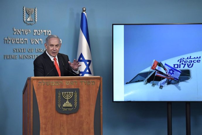 Netanyahu en una rueda de prensa para explicar el primer vuelo entre Israel y Emiratos Árabes Unidos