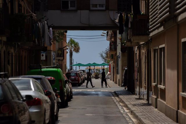 Coches aparcados en una calle de Barcelona.