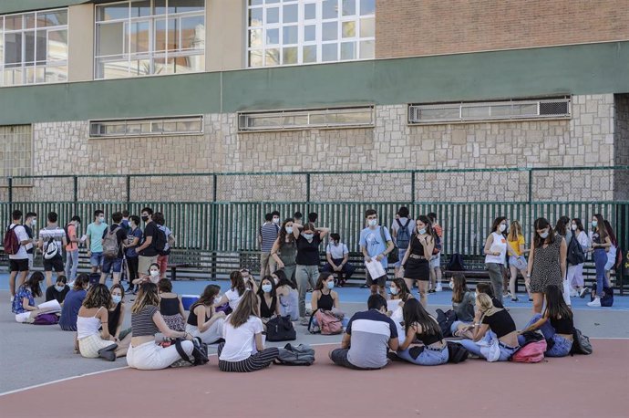 Estudiantes antes de empezar la PAU el pasado mes de julio