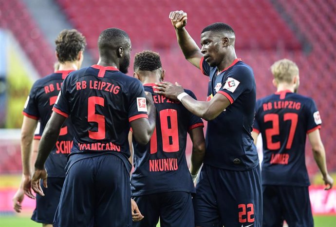 Christopher Nkunku celebra un gol con el Leipzig