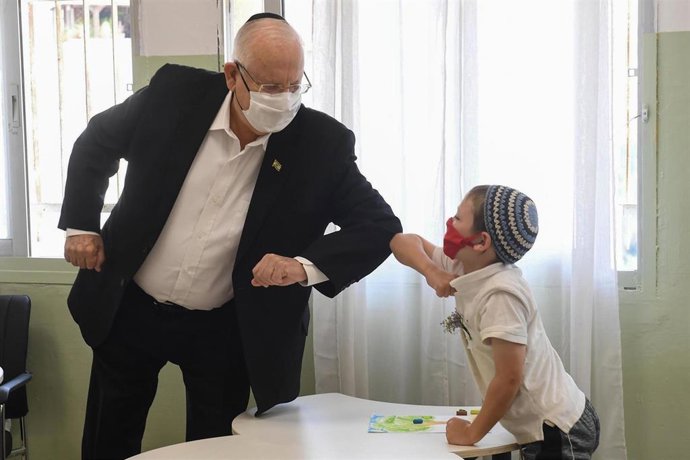 Reuven Rivlin visita una escuela en el arranque del curso