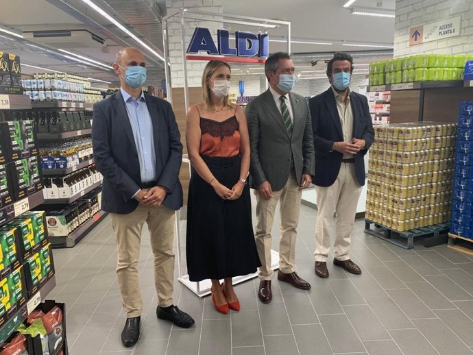 La directora de Comercio, Lorena Garrido, junto el alcalde de Sevilla, Juan Espadas, en la apertura de una tienda de Aldi en Sevilla.