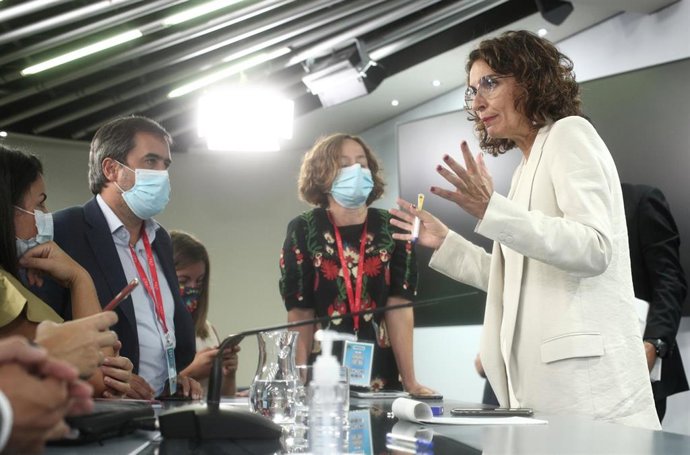 La ministra portavoz y de Hacienda, María Jesús Montero, habla con periodistas al término de una rueda de prensa posterior al Consejo de Ministros en Moncloa, en Madrid (España), a 1 de septiembre de 2020.