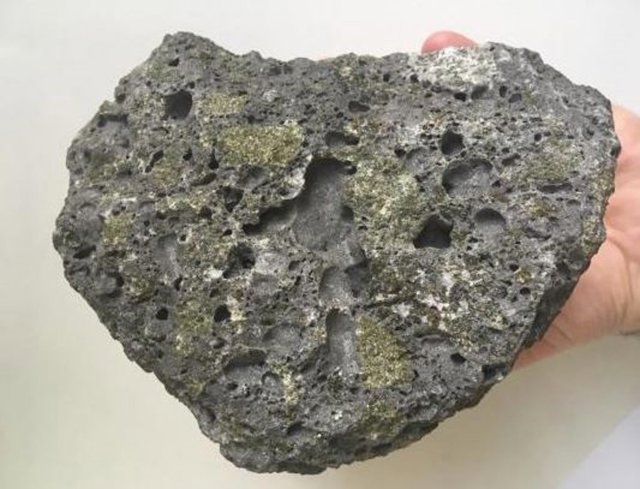 El basalto, la roca más común en la superficie de la Tierra, encierra cristales verdes, un fenómeno geológico de "muñeco de anidación" llamado xenolito.