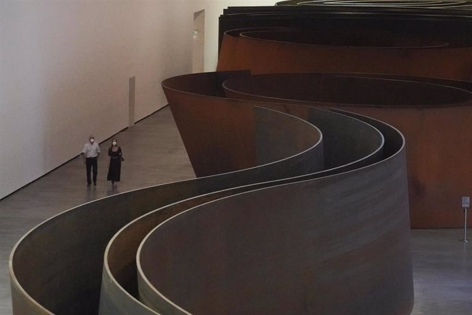 Dos personas visitan el Museo Guggenheim Bilbao el día en el que reabre sus instalaciones después de la etapa de cierre por el coronavirus En Bilbao, País Vasco, a 1 de junio de 2020.