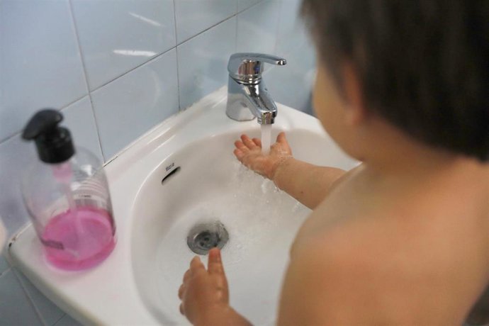 Un niño se lava las manos en un lavabo de la Escuela Infantil Gloria Fuertes, el día de su reapertura tras el parón por el coronavirus en Arganda del Rey, Madrid (España), a 1 de julio. Las escuelas infantiles de cero a tres años, en la Comunidad de Mad