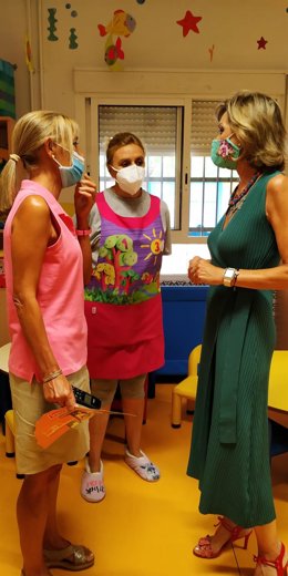 La delegada de Educación, Deporte, Igualdad, Políticas Sociales y Conciliación de la Junta en Córdoba, Inmaculada Troncoso (dcha.)