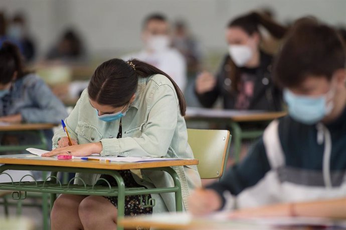 Estudiantes de bachillerato realizan en el IES Vilar Ponte los exámenes Selectividad 