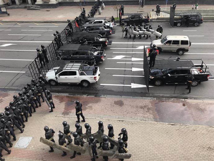 Policías desplegados en la plaza de la Independencia en Minsk