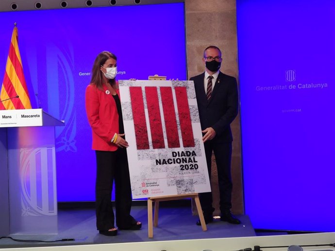 La consellera de Presidncia i portaveu del Govern, Meritxell Budó, i el vicepresident primer del Parlament, Josep Costa, presentant el cartell de la Diada d'aquest any.