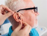 Foto: Más del 50% de españoles con discapacidad auditiva dice que los audífonos aumentan su posibilidad de lograr un ascenso