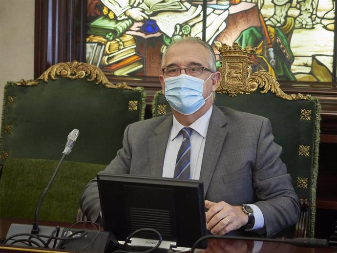 El alcalde de Pamplona, Enrique Maya, en un pleno del Ayuntamiento.