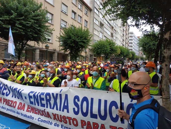 Protesta de trabajadores de Alcoa ante el Parlamento gallego el día de constitución de la Cámara