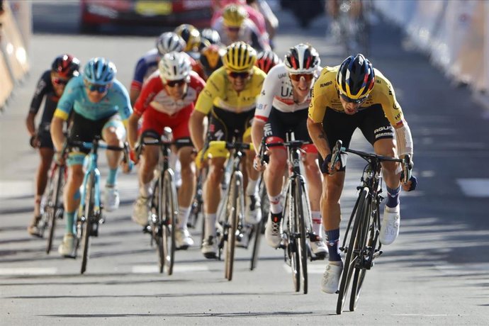 Primoz Roglic esprinta hacia la victoria en la cuarta etapa del Tour de Francia 2020